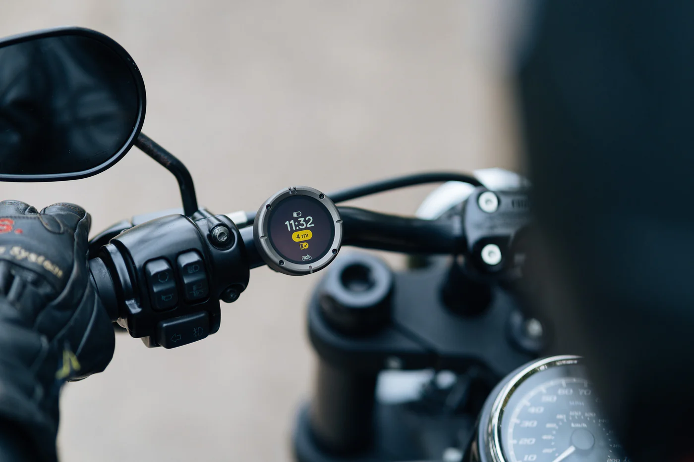 Beeline Moto II | Wireless Global Navigation Map | Weatherproof & 11+ Hours Battery Life | USB Charging | Sat Nav for Cycling with a Strap Mount Included | Glove Friendly