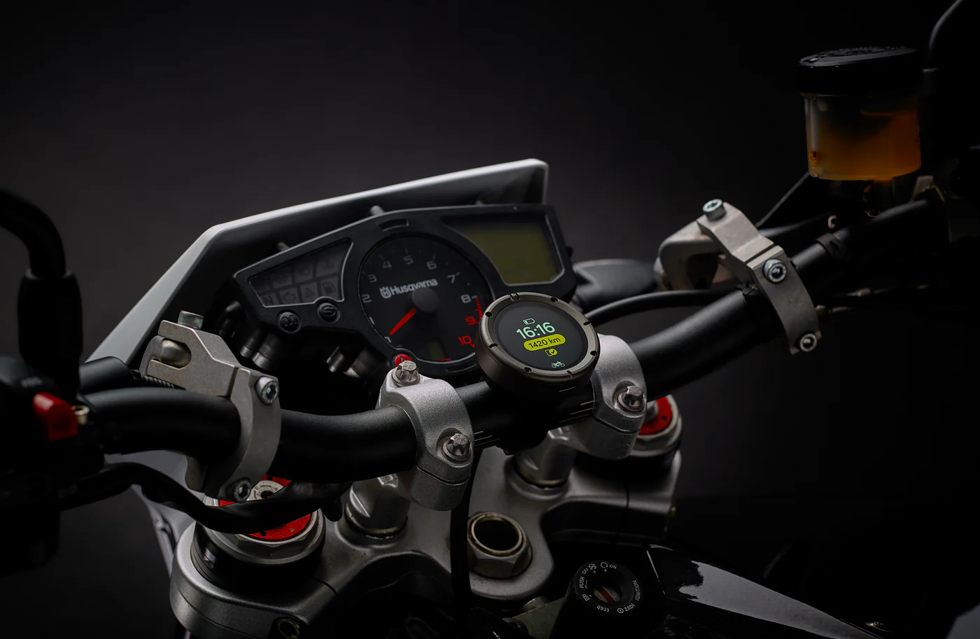 Beeline Moto II | Wireless Global Navigation Map | Weatherproof & 11+ Hours Battery Life | USB Charging | Sat Nav for Cycling with a Strap Mount Included | Glove Friendly